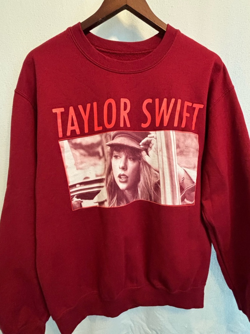Taylor Swift Red Era Come Back Be Here Crew Neck Sweatshirt Medium - Picture 1 of 3